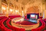 Acte Sept produces a show with 200 employees at the Théâtre du Casino in Deauville in order to celebrate the 10th anniversary of the company’s activity in France.